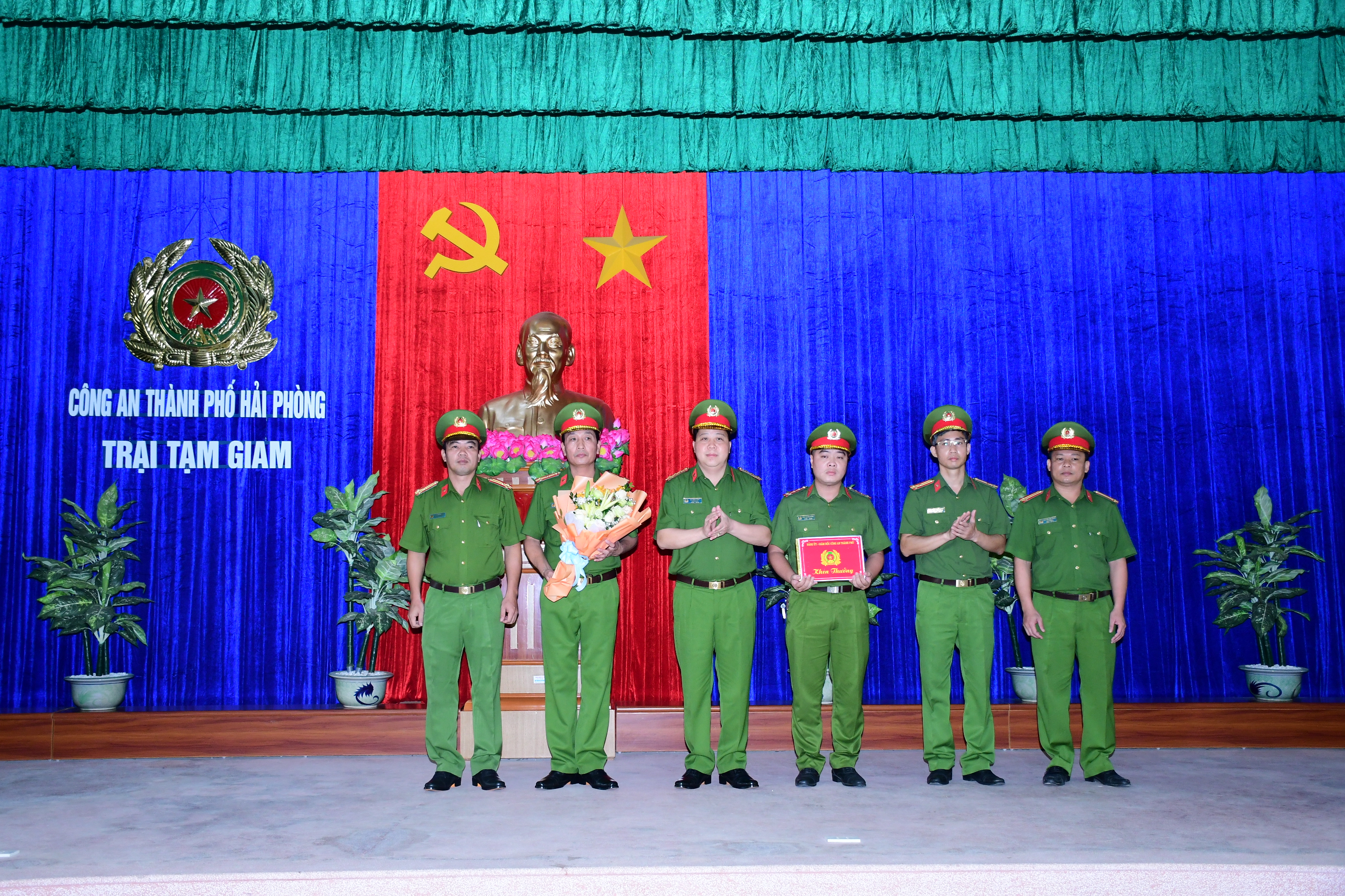 Khen thưởng Trại tạm giam Công an thành phố